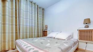 T 2 tout confort avec terrasse vue mer et montagne.