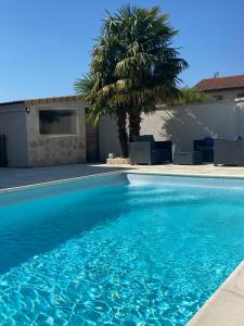 B&B / Chambres d'hotes Maison entiere 4 lits 8 pl avec jacuzzi proche du safari de Peaugres : Maison de Vacances