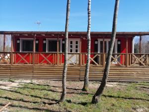 Domek letniskowy - czerwony całoroczny