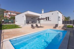 Villa Emanuela with heated private pool, BBQ