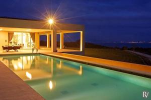 Kastro Villa Sleeps 18 with Pool and Air Con Ilia Greece