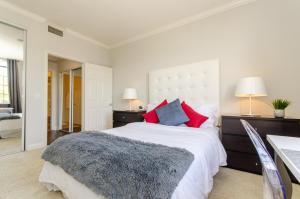 Designer Penthouse 2 Bedroom with Balcony Beverly Hills Adjacent