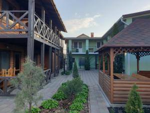 Хутірська 48