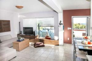 Afantou Villa Sleeps 8 Pool Air Con WiFi Rhodes Greece