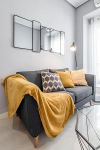 Flaring New Apartment next to Gran Via by Batuecas