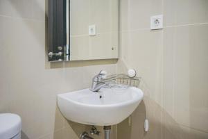 Minimalist Pool View Low Rise Studio @ Paramount Skyline Apartment By Travelio