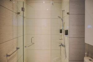 Cozy Living 1BR at Brooklyn Alam Sutera Apartment By Travelio