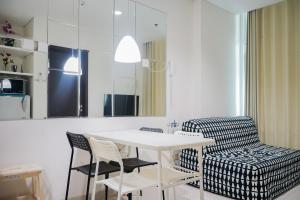Cozy Living 1BR at Brooklyn Alam Sutera Apartment By Travelio