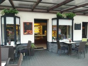 Pokoje Gościnne Nad Cukiernią w centrum miejscowości.