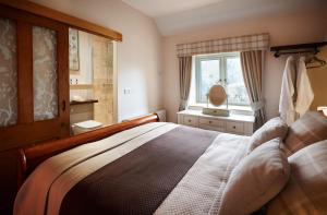 Romantic Cottage with Wood-fired Hot tub and Outdoor Pizza Oven