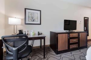 Deluxe Queen Room with Two Queen Beds room in La Quinta by Wyndham Auburn