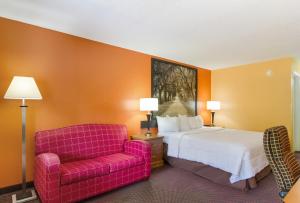 King Room - Non-Smoking room in Americas Best Value Inn Darien