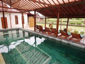 Alamanda Family Villas, Pool & Local Tours