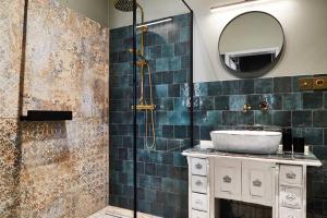 HOUSEHOST Apartment III: Podbrzezie Street