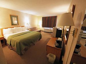 King Room - Non-Smoking room in Travelodge by Wyndham Lincoln Airport I-80