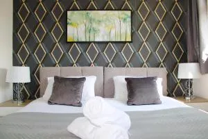 Homely and Budget Friendly 3 bed house Sleeps 6 Free Parking! - Great Linford