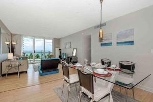 Apartment room in 5 OCEAN VIEW Balcony-BEACHFRONT CONDO 1 BDRM