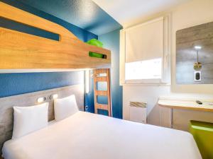 Room with One Queen Bed and One Bunk Bed room in ibis budget Rueil Malmaison