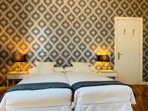 Twin Room with Private External Bathroom room in APTBCN Super Balmes Guest House