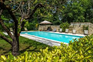 Maisons de vacances Stunning farmhouse with heated private pool in Provence : photos des chambres