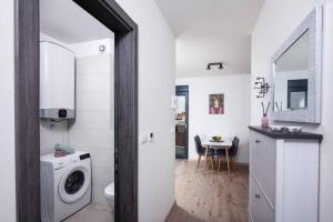 Modern Apartment with Balcony & Private Parking 5 min from Amphitheater