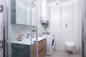 Modern Apartment with Balcony & Private Parking 5 min from Amphitheater