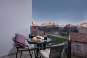 Modern Apartment with Balcony & Private Parking 5 min from Amphitheater