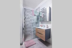 Modern Apartment with Balcony & Private Parking 5 min from Amphitheater