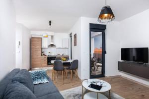 Modern Apartment with Balcony & Private Parking 5 min from Amphitheater