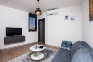 Modern Apartment with Balcony & Private Parking 5 min from Amphitheater
