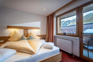 Economy Double Room with Balcony room in Alpenhof Hotel Garni Suprême