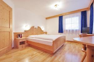 Garni Cristin & Dep Antina