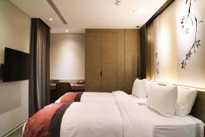 Phòng Ấm cúng 2 giường có cửa sổ hướng ra hành lang (Cozy Twin Room with Corridor-Facing Window)