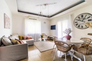 One-Bedroom Apartment room in Molho 2BR for 6 guests
