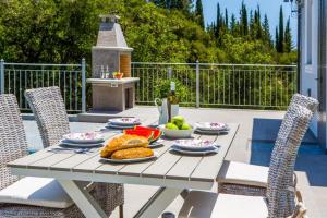 Mousata Villa Sleeps 3 Pool Air Con WiFi Kefalloniá Greece