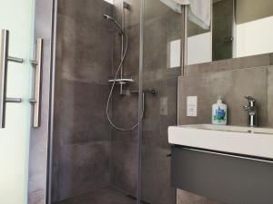 Modern ausgebauter Überseecontainer als Tiny House