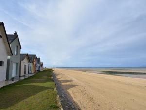 Maisons de vacances Holiday Home in Ravenoville with Courtyard Terrace BBQ : photos des chambres