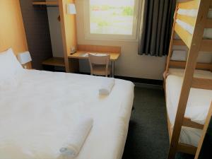 Hotels Kyriad Direct Clermont Ferrand Nord Gerzat : Chambre Quadruple avec 1 Lit Double et 2 Lits Simples