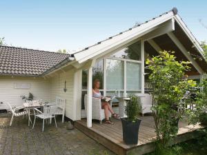 obrázek - 6 person holiday home in Dronningm lle