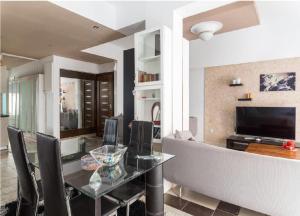 2BD- Perfect Location with square view