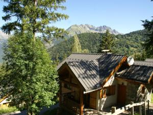 Chalets Mountain Chalet in Oz en Oisans with Lovely Views over Lake : photos des chambres