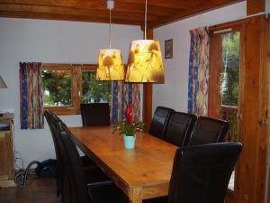 Chalets Mountain Chalet in Oz en Oisans with Lovely Views over Lake : photos des chambres