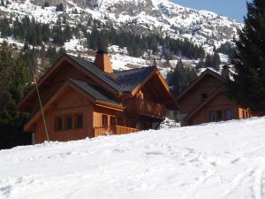 Chalets Mountain Chalet in Oz en Oisans with Lovely Views over Lake : photos des chambres