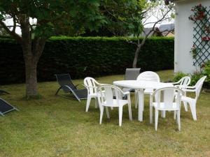 Maisons de vacances Cozy Holiday Home in Saint Germain sur Ay with Garden : photos des chambres