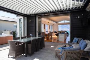 Mountain Vista - beautifully renovated home with spa pool