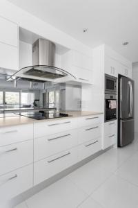 Beachside Garden 2 bed 2 bath w Courtyard, Pool, Gym, Steps to Sand & Burleigh Pavilion