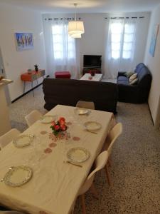 BEL APPARTEMENT SPACIEUX CENTRE VILLE UZES T3
