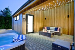 Orchard Lodge, Strawberryfield Park