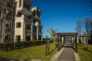 Green Life One-Bedroom Apartment with Sea View by Flаt Manаger