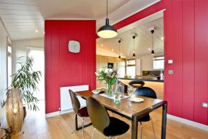 Pomegranate, Hot Tub, Wi-Fi